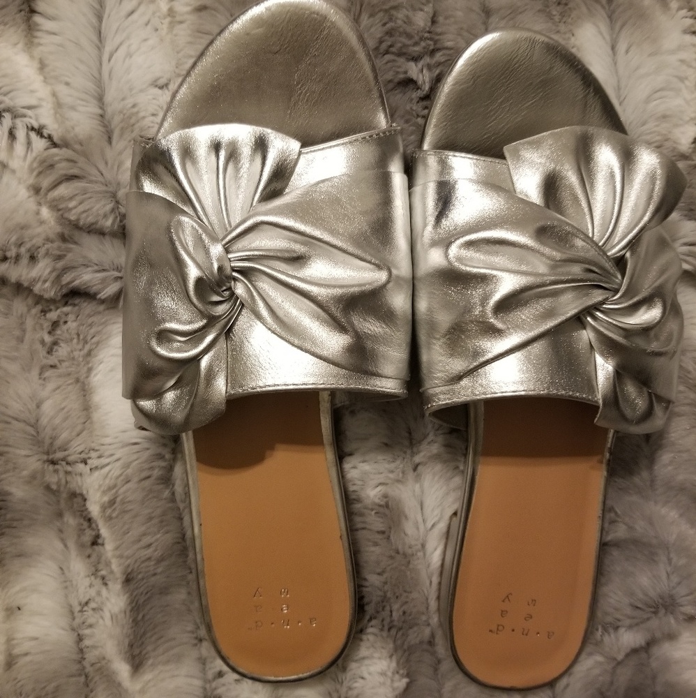 Silver bow slides - Picture 2 of 3